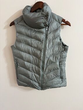 Patagonia Women's Quilted Puffer Vest in Light Gray